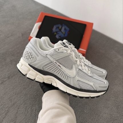 Vomero 5 Grey Silver